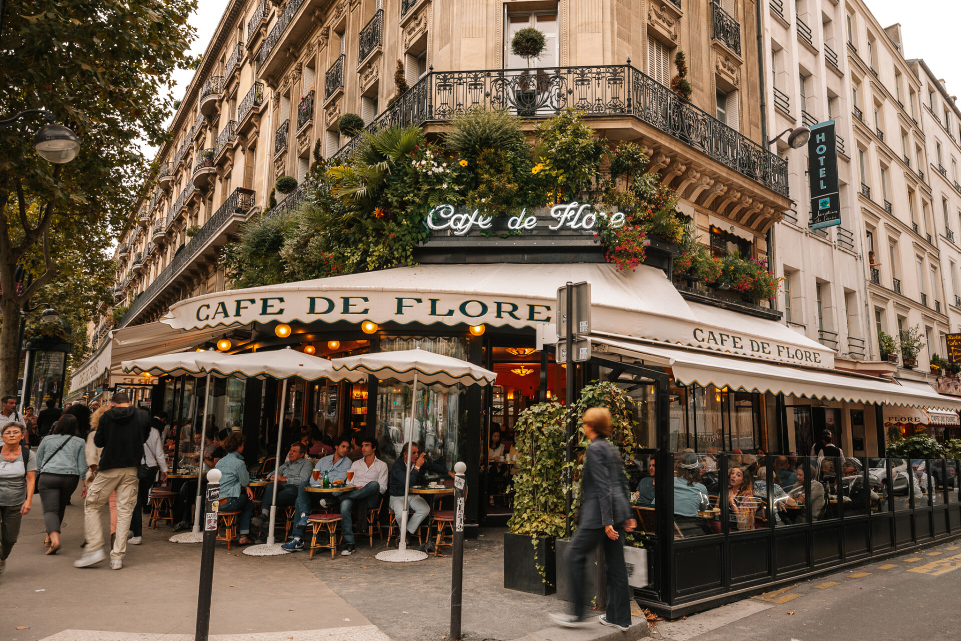 巴黎左岸｜花神咖啡館Café de Flore 介紹、交通、周遭景點與拍攝建議 by Wilhelm Chang 張威廉
